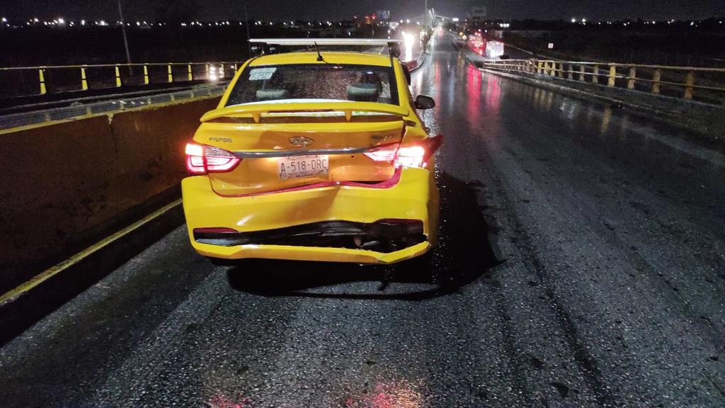 Taxi y vehículo particular chocan por alcance en el puente El Campesino de Torreón