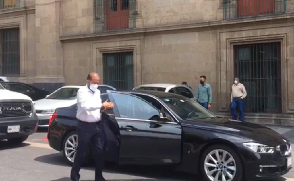 Líder del PES llega a Palacio Nacional a encuentro con AMLO en auto alemán de lujo