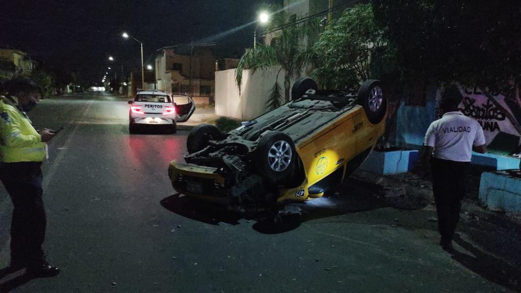 Taxista abandona su vehículo tras derribar poste y volcar en Torreón