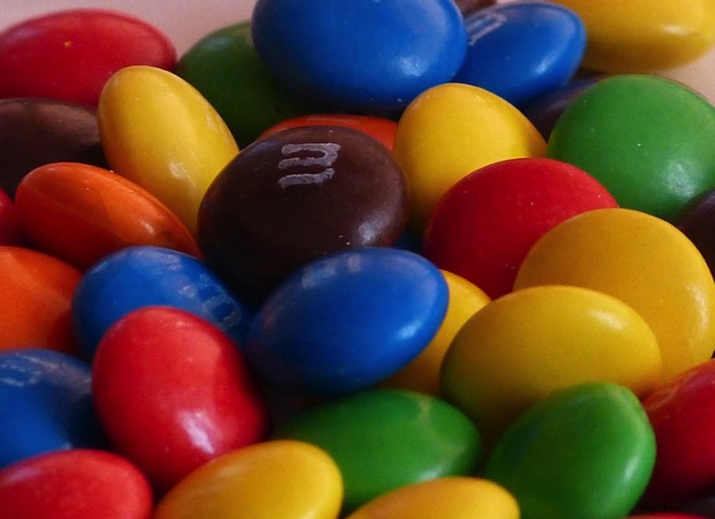 ¿Cuántos chocolates M&M’s es posible apilar sin que se caigan?