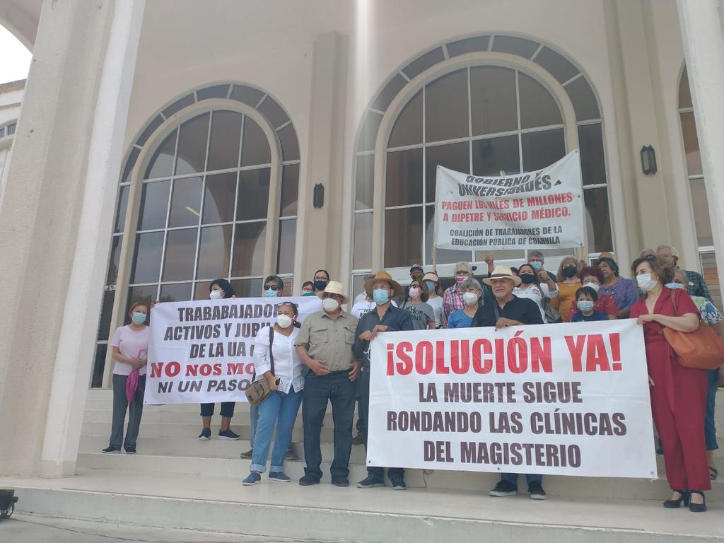 Maestros se manifiestan en rectoría de la Universidad Autónoma de Coahuila en Saltillo