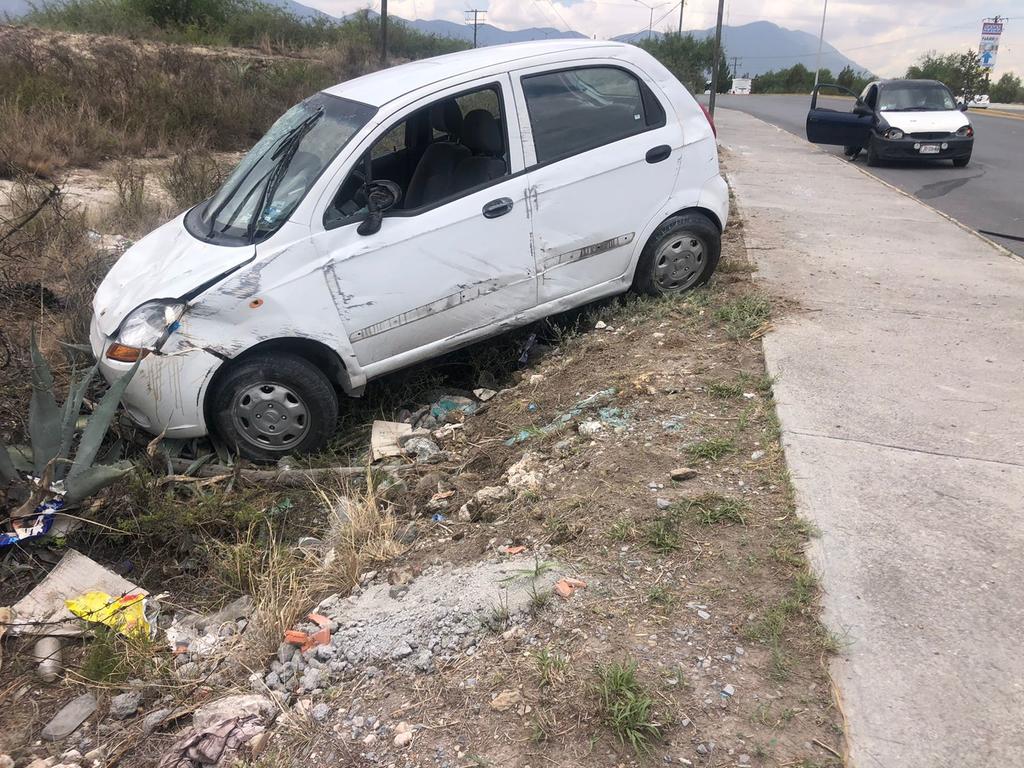 Conductora se sale del camino y cae en maleza en Calzada Narro en Saltillo