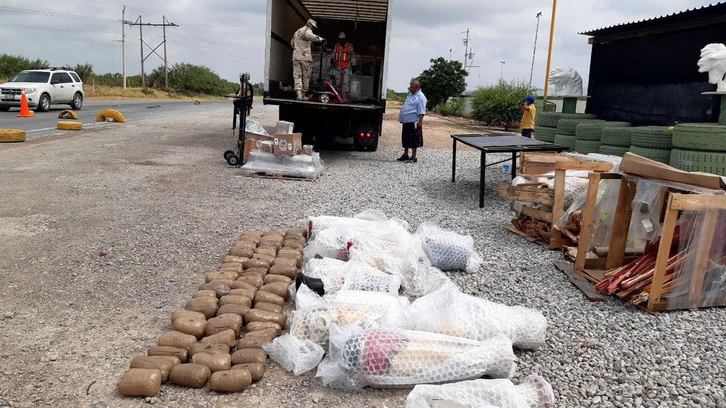 SEDENA decomisa 26 kilos de marihuana en camión de paquetería que iba a Piedras Negras