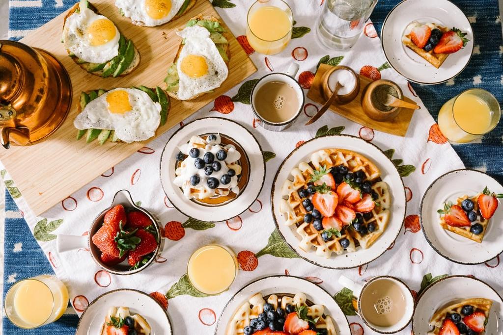 ¿Qué alimentos debes evitar durante el desayuno?