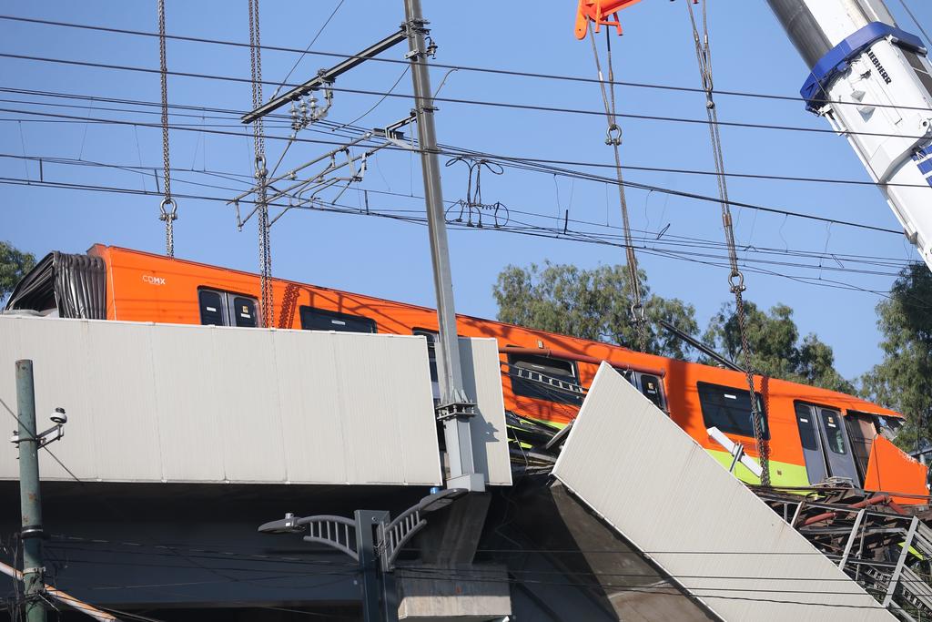 AMLO se compromete a reabrir la línea 12 del Metro en un año