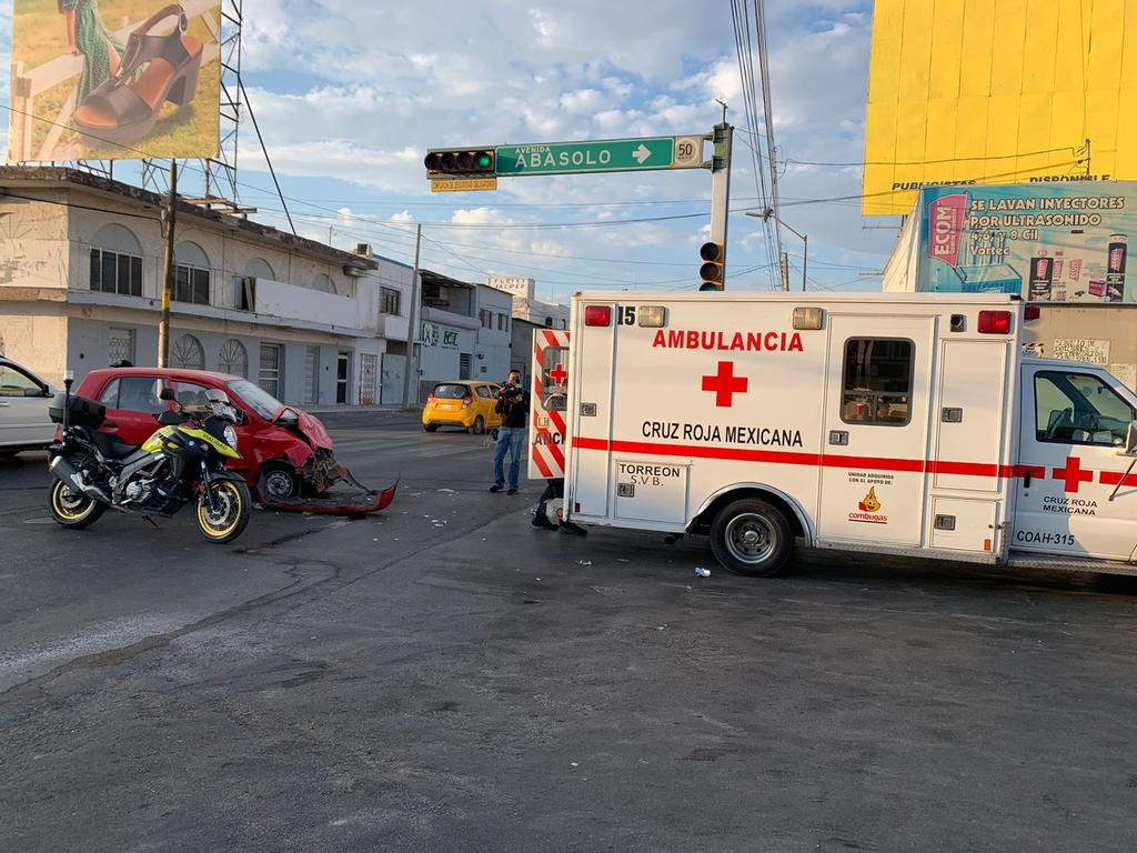 Aparatoso accidente en la zona Centro de Torreón deja dos lesionados
