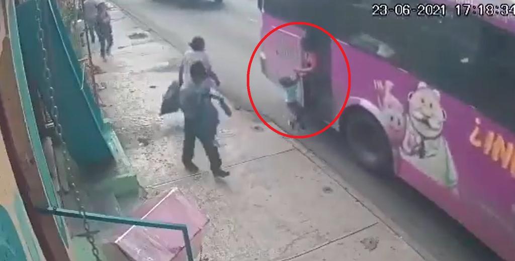 Niño es arrastrado por camión en Monterrey al quedar su madre atrapada en la puerta