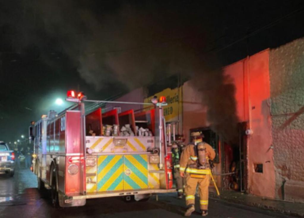 Taller mecánico se incendia en zona Centro de Saltillo