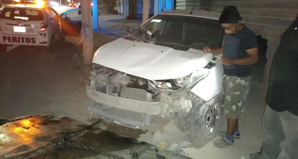 La madrugada de este sábado un vehículo se impactó contra una vivienda en Torreón