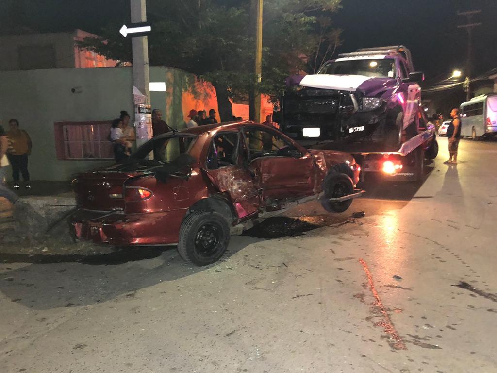 Unidad del Agrupamiento Violeta se impacta con un vehículo particular en Saltillo