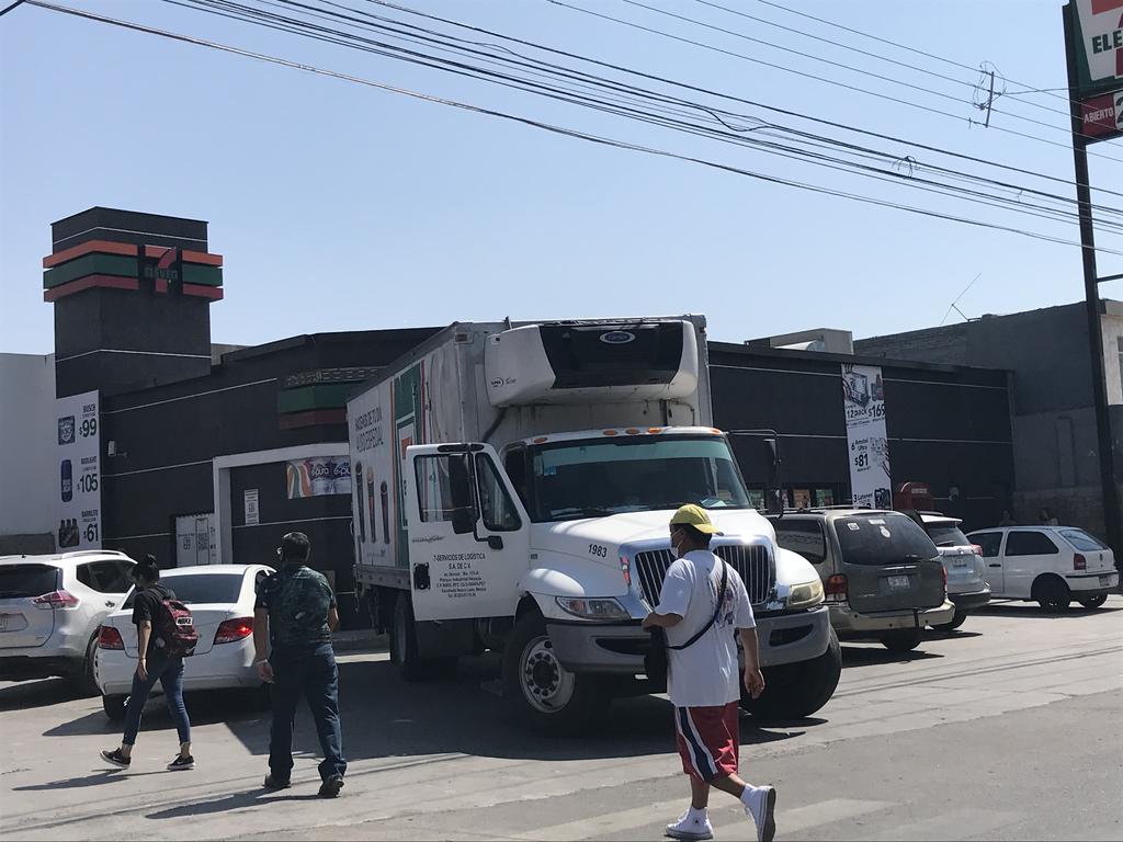 Sujeto armado asalta tienda de conveniencia en la zona Centro de Torreón y se lleva 4 mil pesos