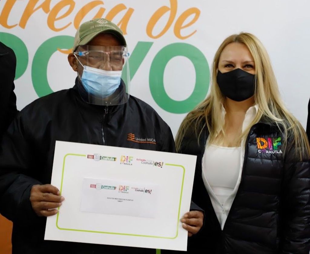 Adultos mayores empacadores regresan a los centros comerciales en Coahuila