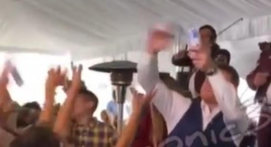 ¡Bolo padrino!; Canelo Álvarez lanza billetes de 500 pesos en fiestas de bautizo