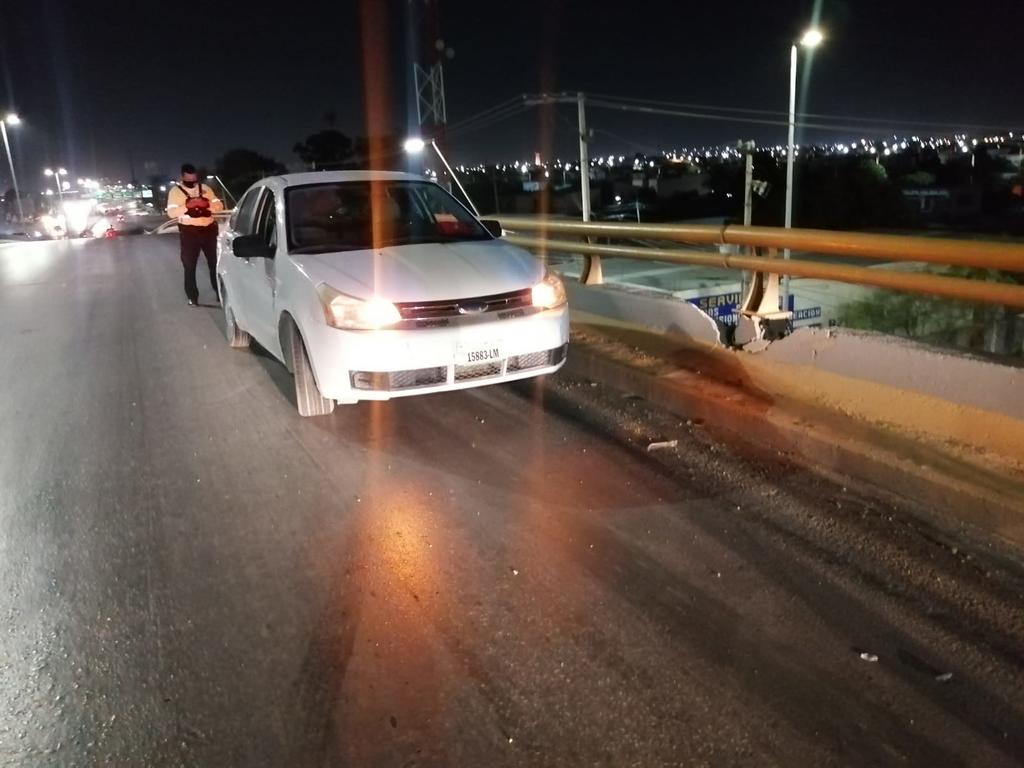 Conductora impacta su auto contra muro el de contención en puente vehicular de la colonia la Amistad en Torreón