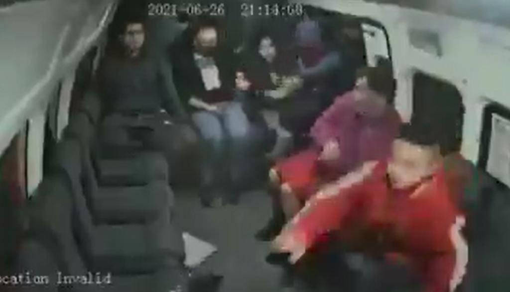 Niño es obligado por asaltante a quitarle el celular a una mujer en combi de CDMX