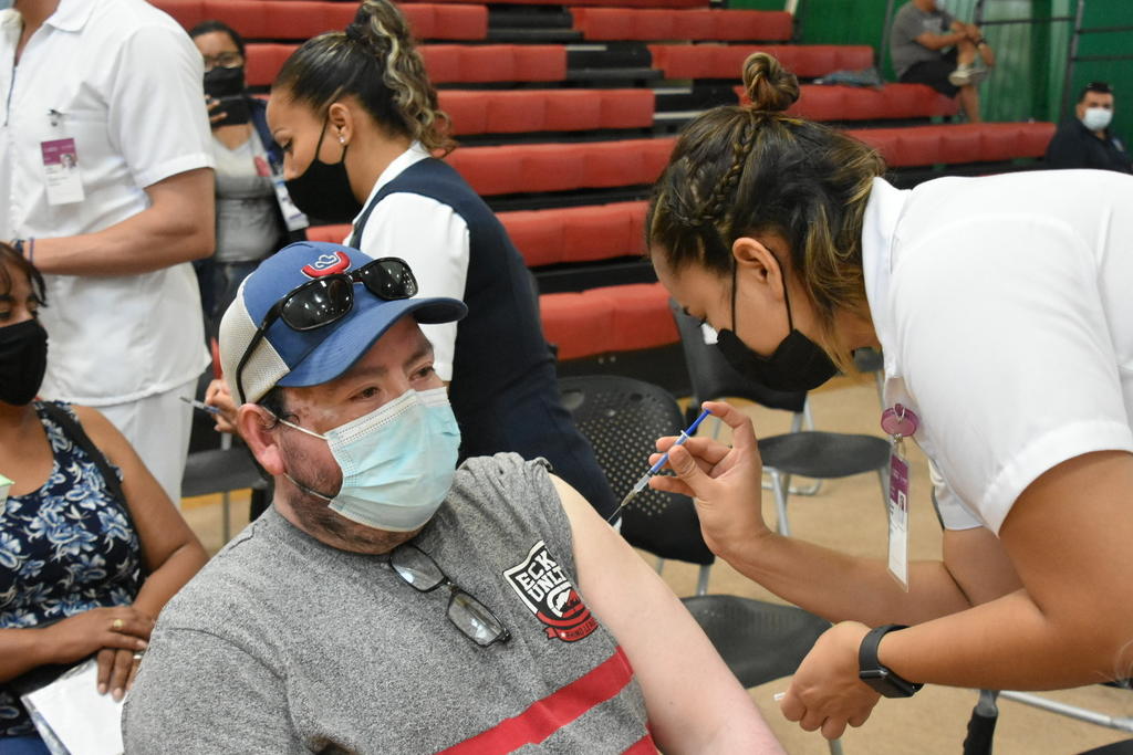 Pendientes de vacuna antiCOVID, 400 trabajadores de la salud de La Laguna