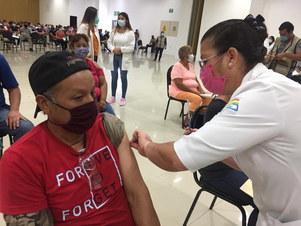 Casi 5 mil dosis antiCOVID se aplicaron en el primer día de vacunación en Gómez Palacio