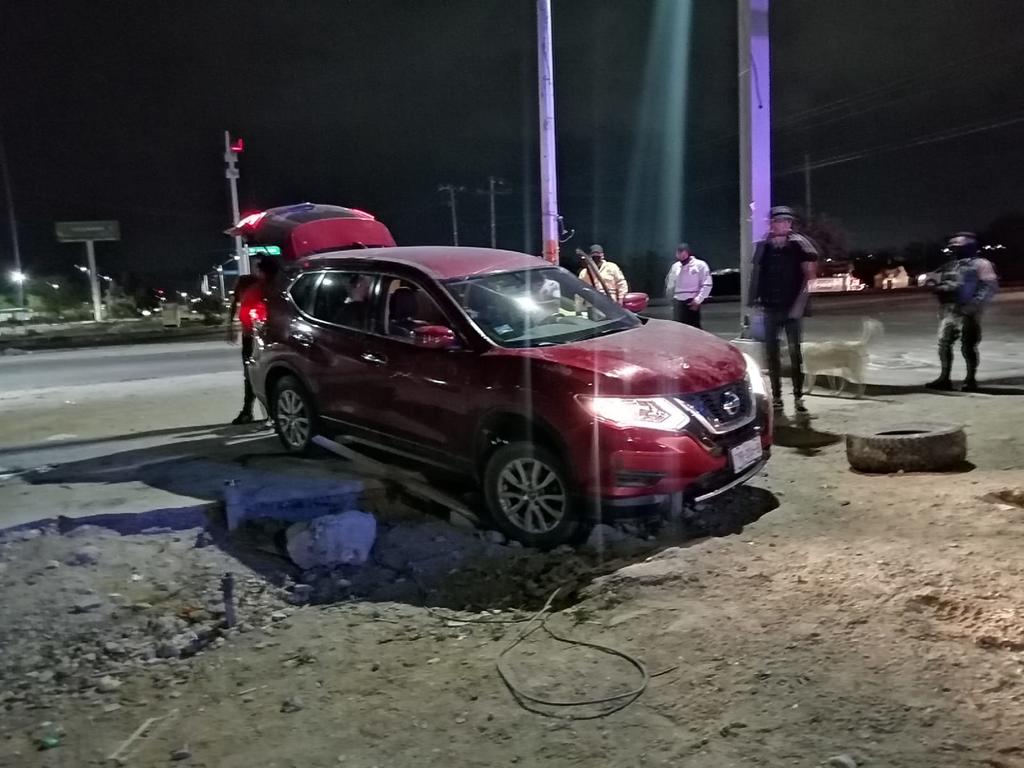 Conductor se sale del camino en la colonia Loma Real de Torreón y provoca daños en su vehículo