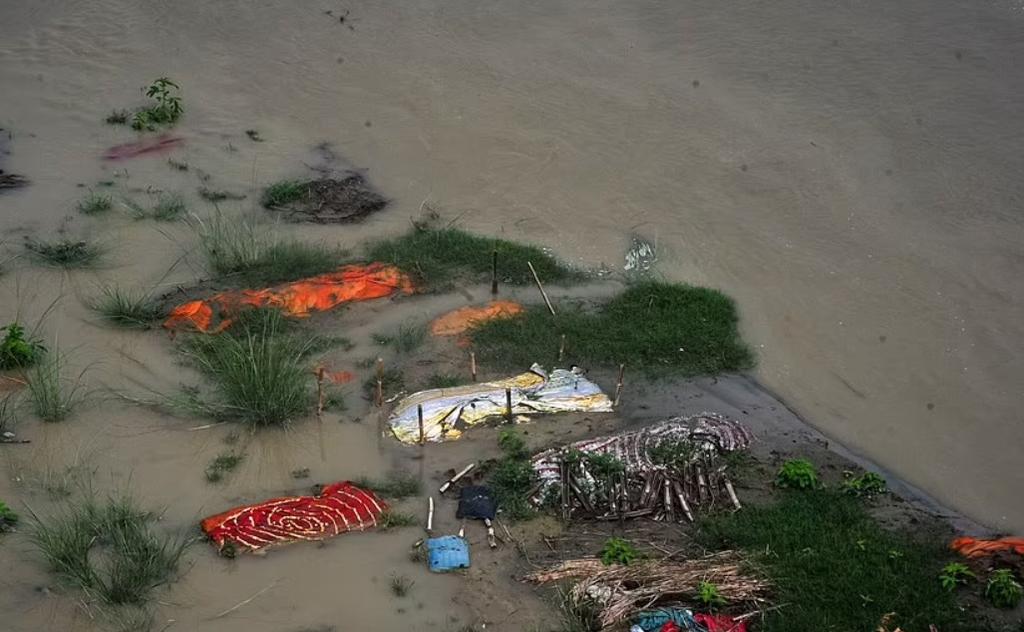 Cadáveres de víctimas COVID flotan entre inundaciones en India