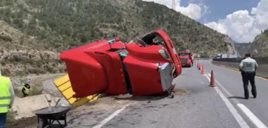 Tráiler se queda sin frenos y vuelca en carretera 'Los Chorros'