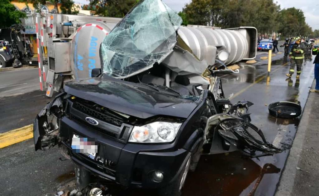 Automovilista sobrevive a caída de pipa cargada con agua sobre su camioneta en Iztapalapa