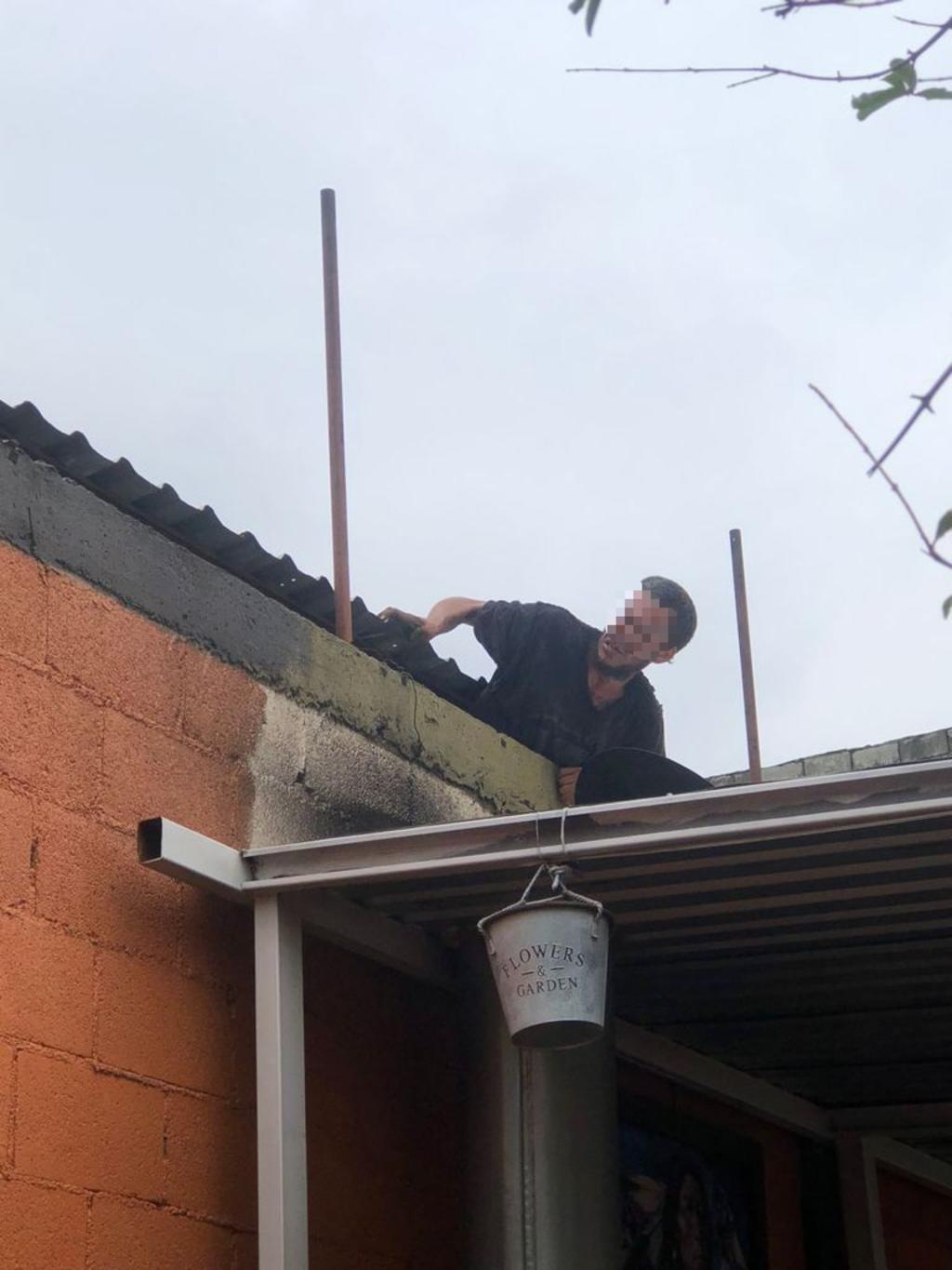 Ladrón se atora en techo de vivienda de Saltillo al intentar escapar