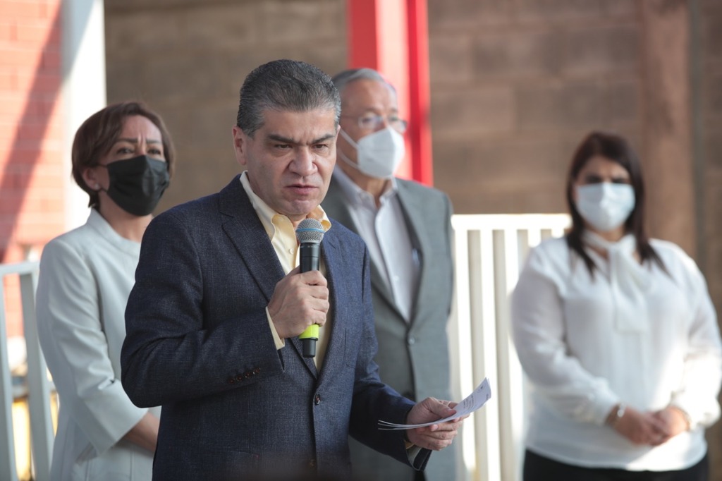 Gobernador de Coahuila entrega mobiliario y material a escuelas de la entidad