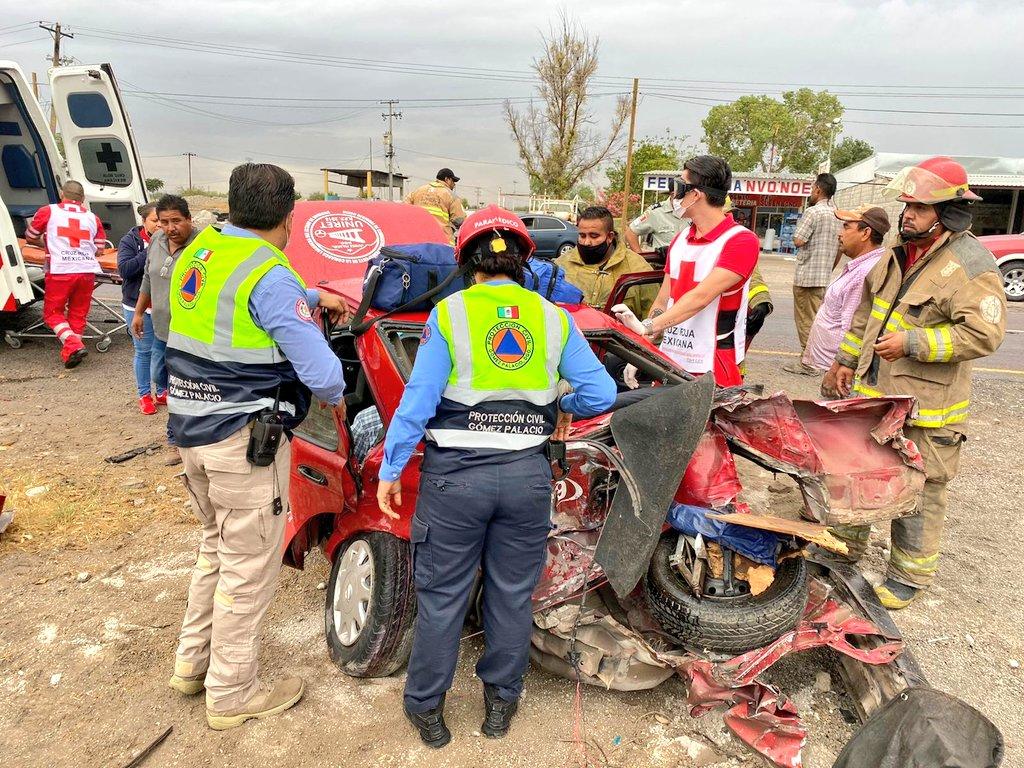 Fuerte choque registrado en la carretera Gómez Palacio-Jiménez deja tres lesionados