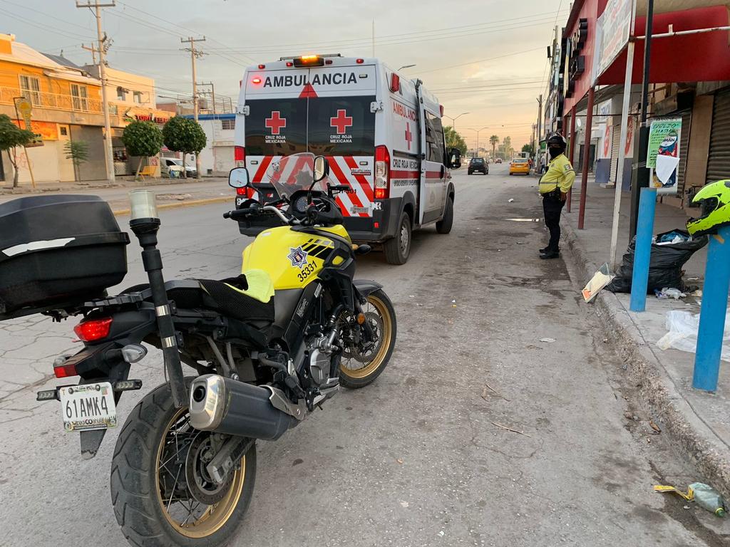 Vehículo impacta a motociclista en la colonia Sol de Oriente de Torreón y se da a la huida