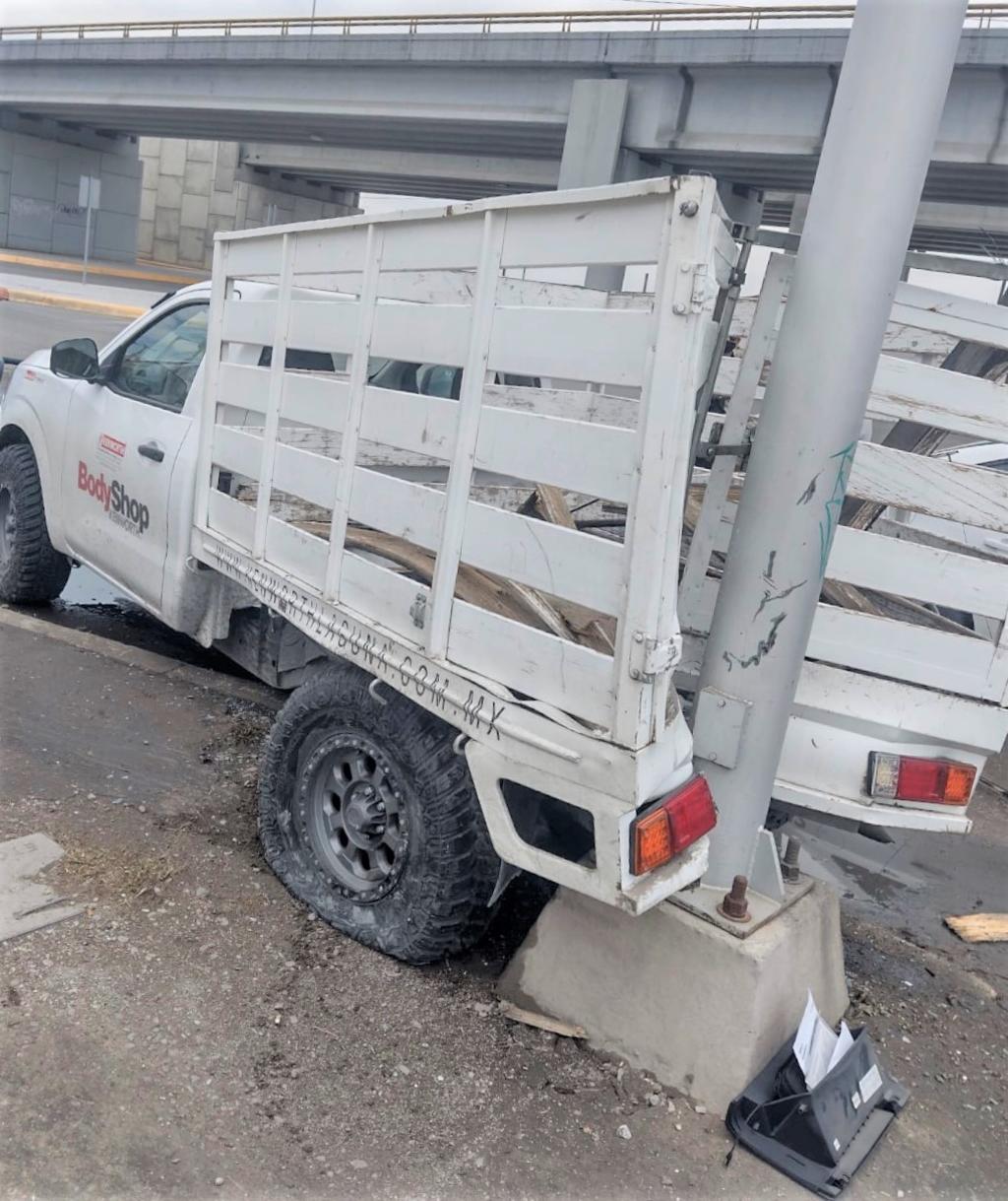 Camioneta se proyecta contra poste tras chocar con otro vehículo frente al fraccionamiento El Roble de Torreón