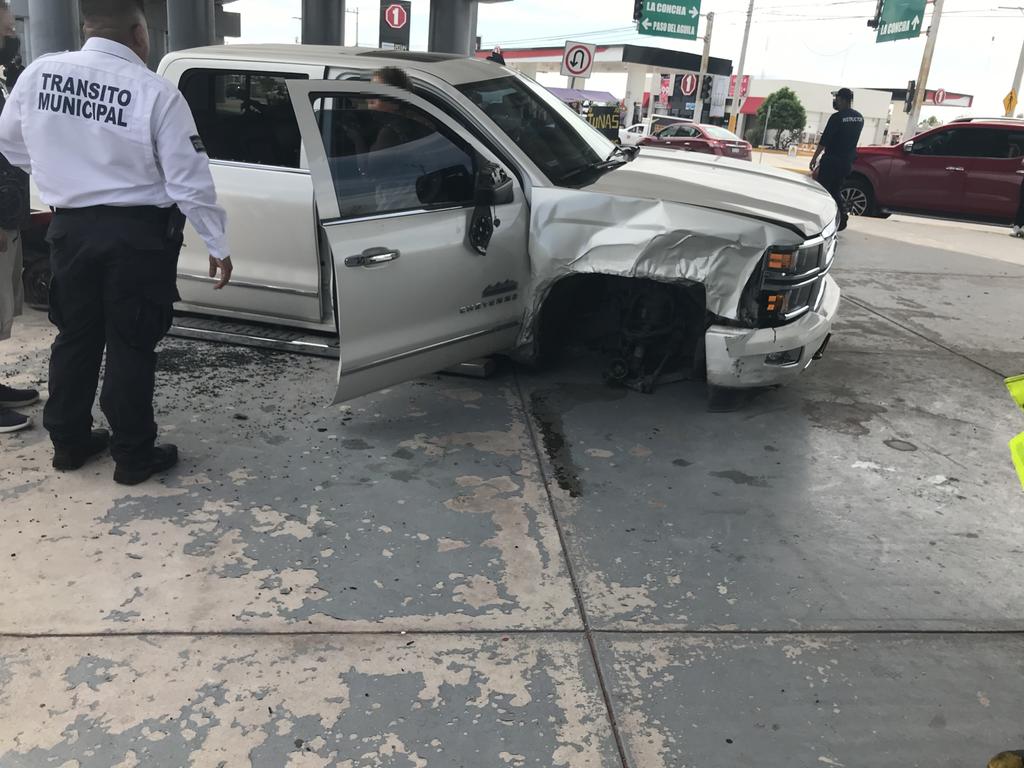 Camioneta protagoniza aparatoso accidente frente al Territorio Santos Modelo en Torreón