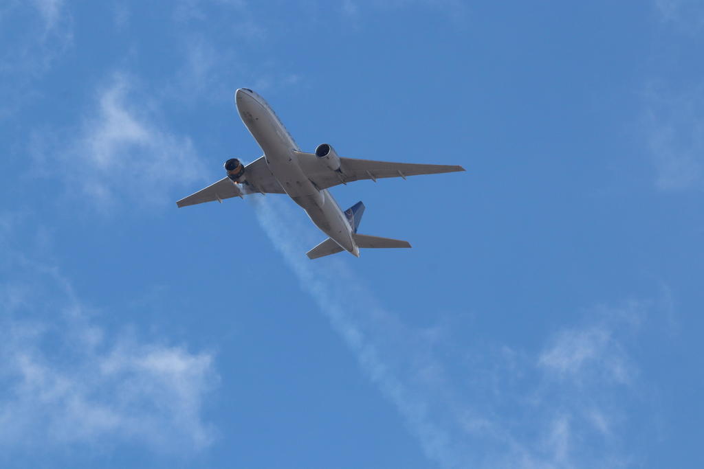 Un avión de carga Boeing aterriza de emergencia frente a la costa de Hawái