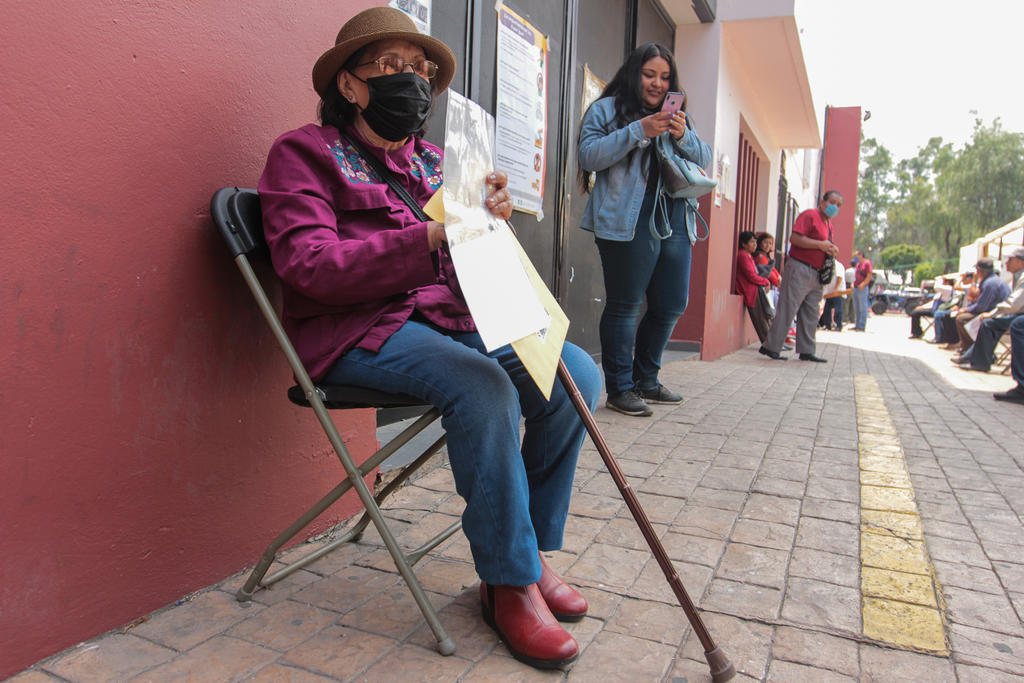 Adultos mayores en Coahuila con tarjetas bancarias vencidas recibirán pago de Bienestar de manera presencial