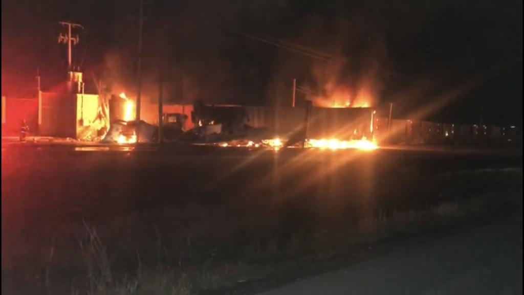 Dos tractocamiones chocan y arden en llamas en la Ramos Arizpe-Arteaga