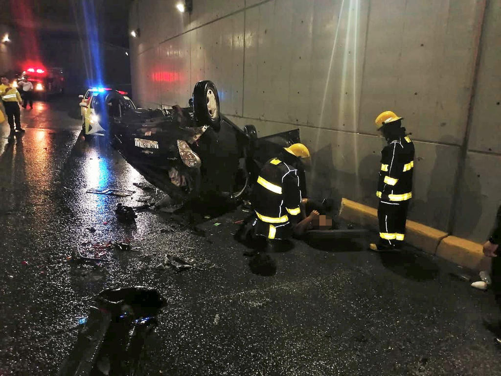 Vehículo cae varios metros dentro de desnivel en Torreón; su conductor resultó lesionado de gravedad