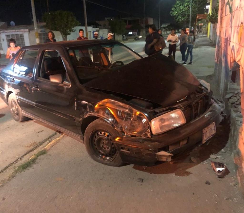 Conductor abandona su vehículo tras chocar con Centro Comunitario en la colonia Rincón La Merced de Torreón