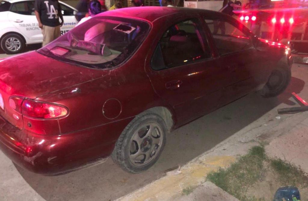 Conductor ebrio se impacta contra un vehículo estacionado en la colonia Monte Real de Torreón
