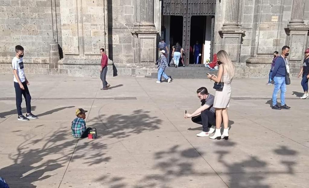 Critican a pareja por tomar fotografía a niño que pedía dinero en calles de Guadalajara