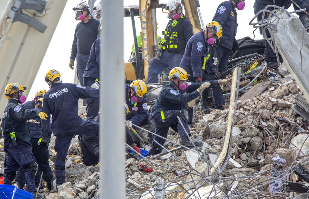 Extraen otros tres cuerpos de entre los escombros del edificio derruido en Miami-Dade; la cifra de muertos sube a 27