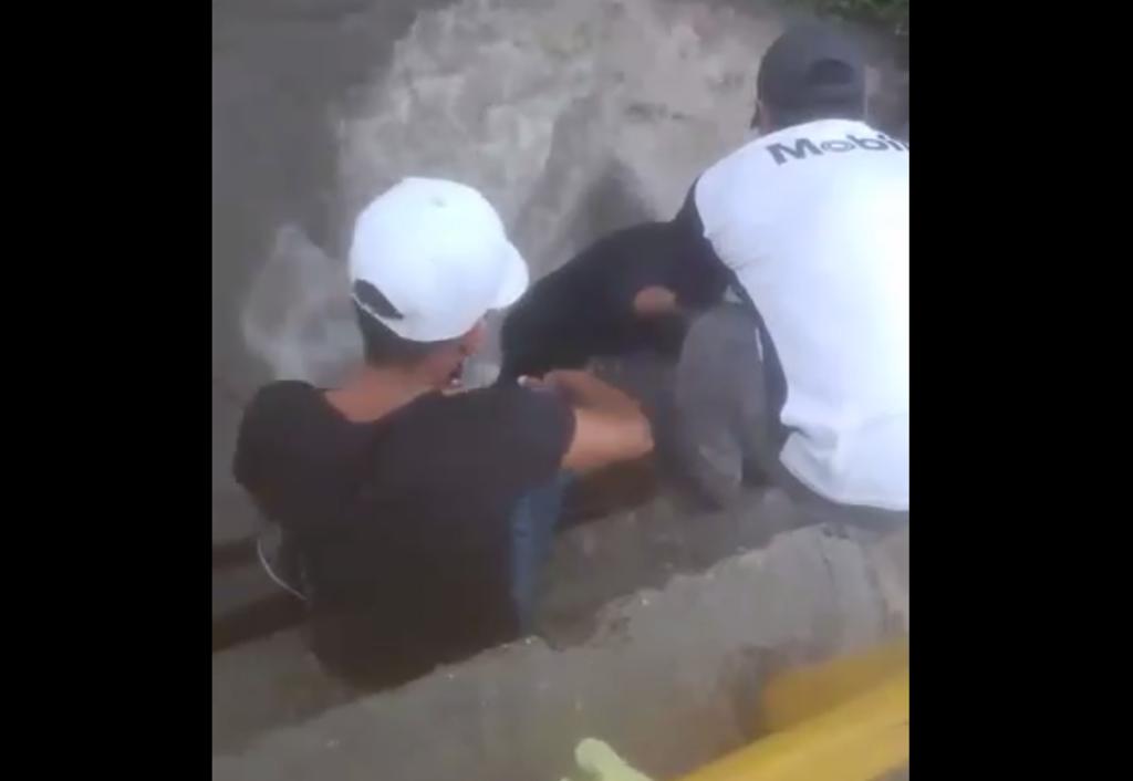 VIDEO: hombre es rescatado al ser arrastrado por la corriente tras lluvias en Saltillo
