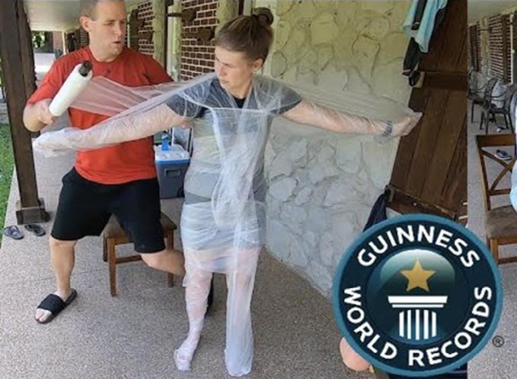 Esposo sorprende con extraño récord Guinness: envolver a su pareja en plástico