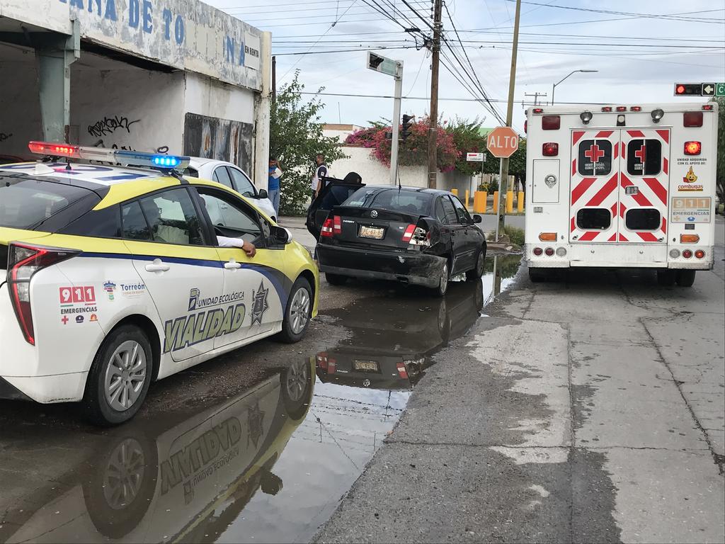 Taxi y vehículo particular chocan en la zona Centro de Torreón; se retiran para arreglarse