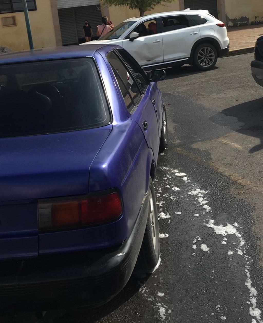Vehículo sin conductor impacta a auto estacionado en la Antigua Harinera de Torreón