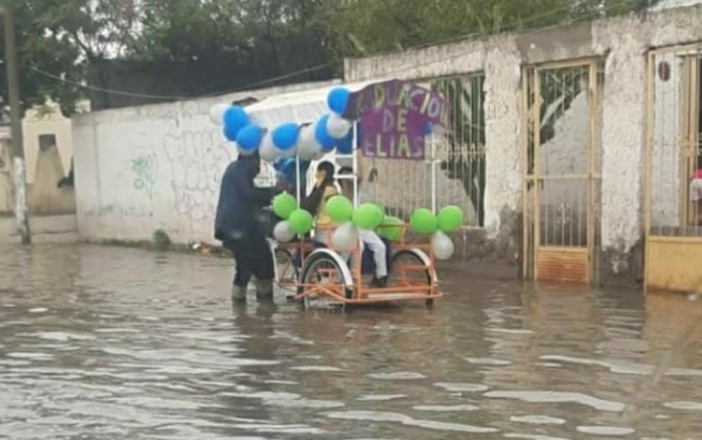 Padre en Gómez Palacio celebra graduación de su hijo en triciclo pese a inundaciones