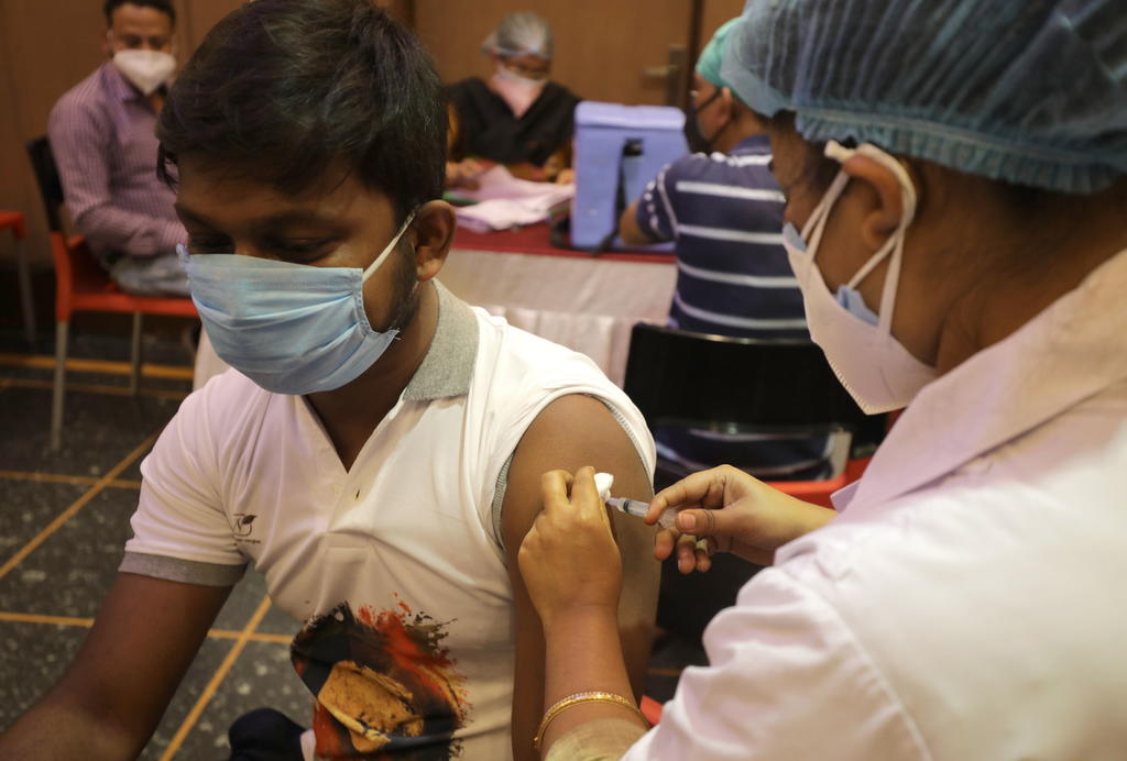 Centros falsos vacunaron contra COVID-19 con agua a miles de personas en la India
