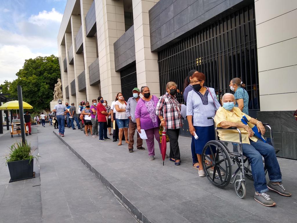 Adultos mayores abarrotan el Palacio Federal de Torreón por entrega de Pensión en rezago