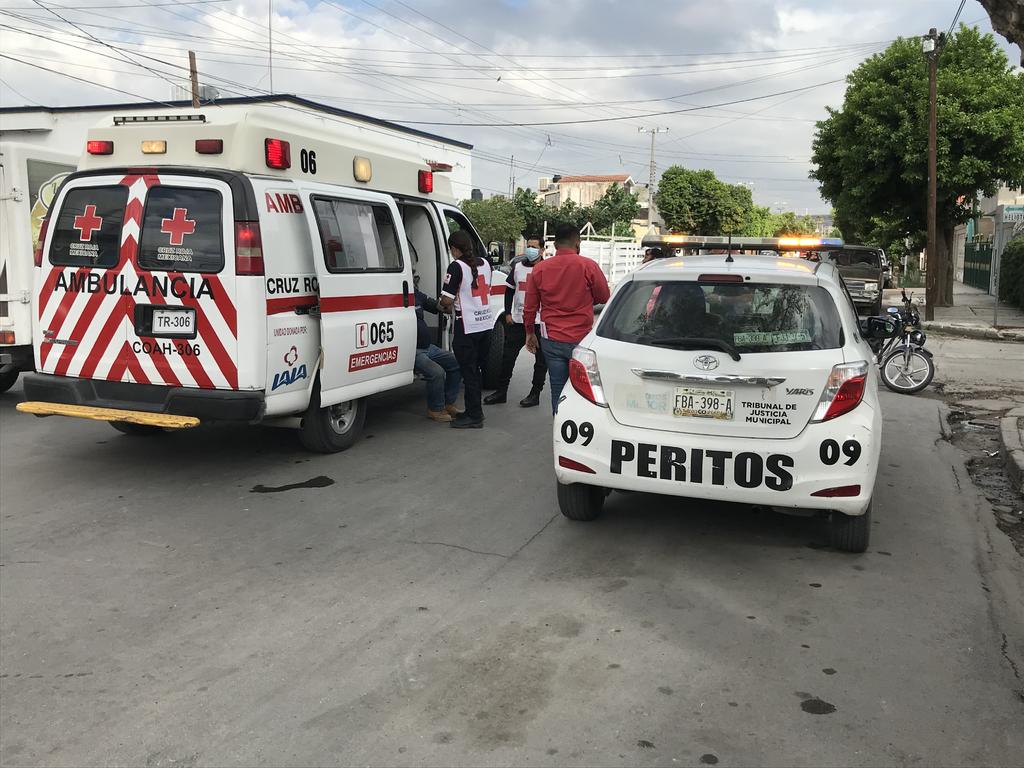 Motociclista resulta lesionado tras protagonizar accidente en Torreón Jardín