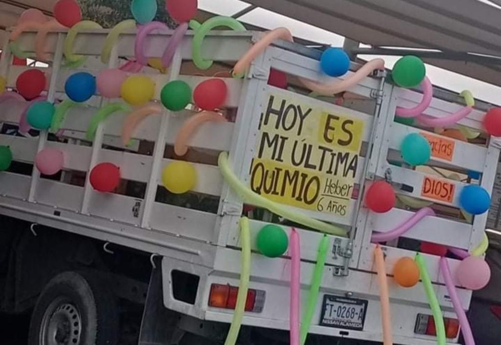 Con globos y caravana, niño de Torreón celebra su última quimioterapia