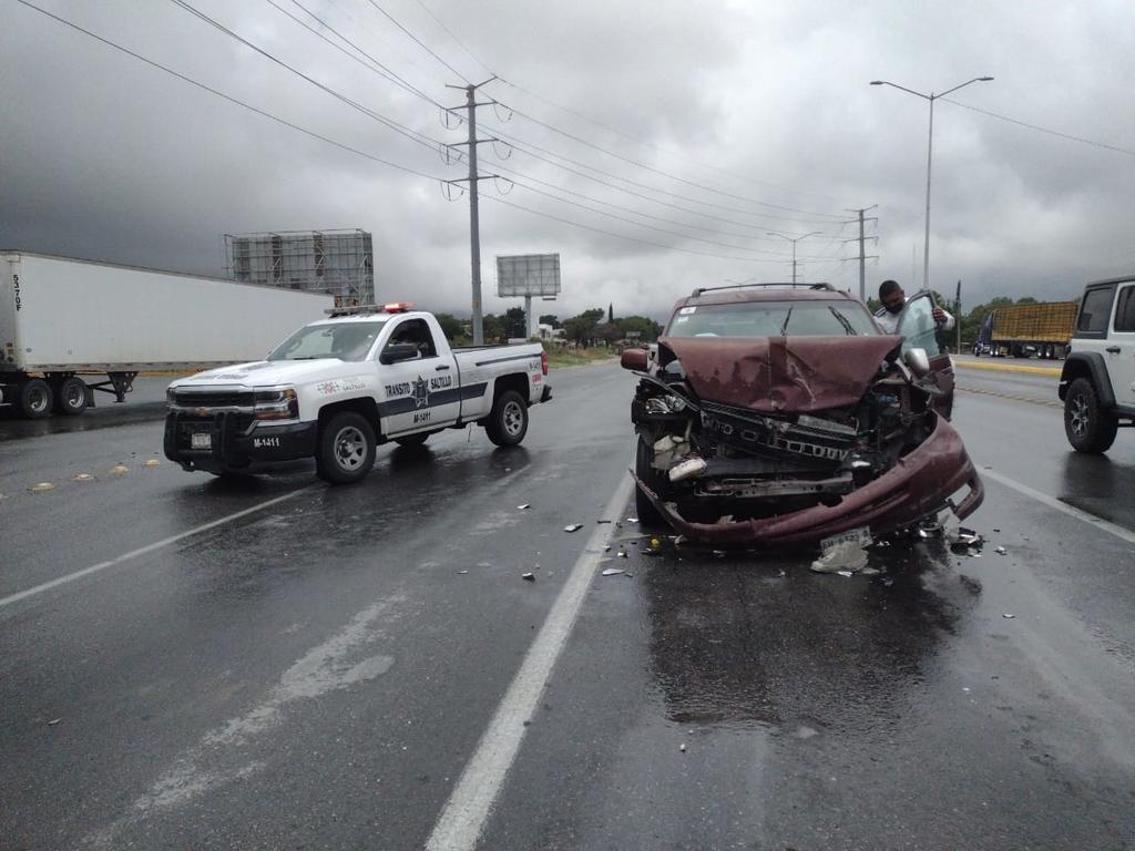 Conductora no ve semáforo en rojo y se impacta contra tráiler en carretera Saltillo-Zacatecas