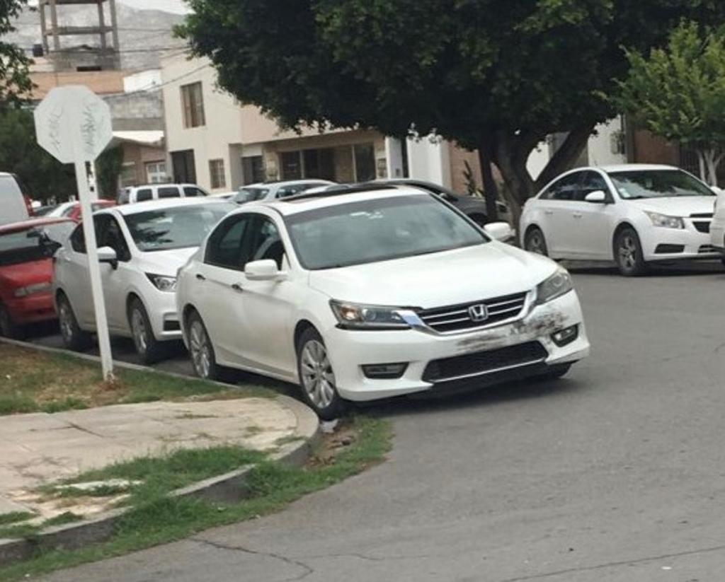 Choque en la zona Centro de Torreón deja daños en tres vehículos; uno de ellos estacionado